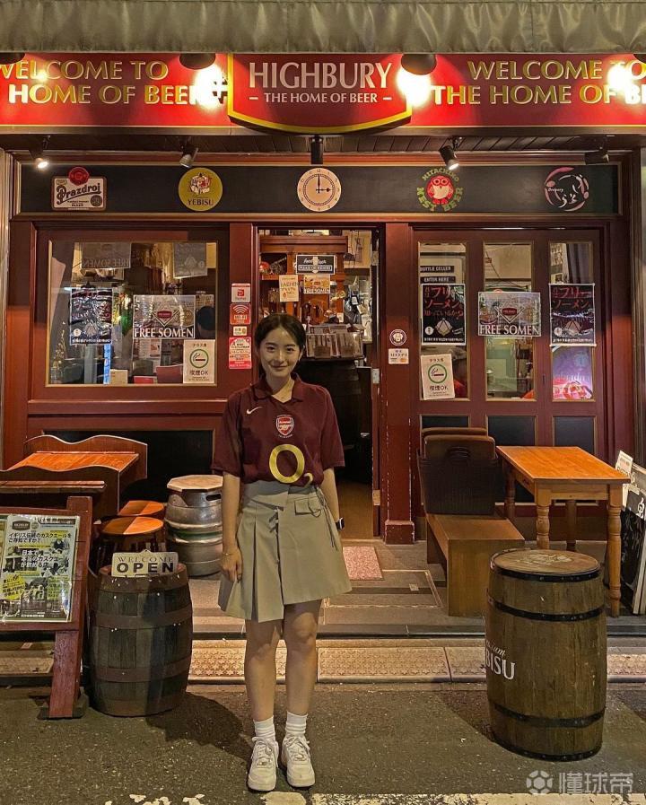 阿森纳漂亮小姐姐参观游览日本的海布里酒吧：