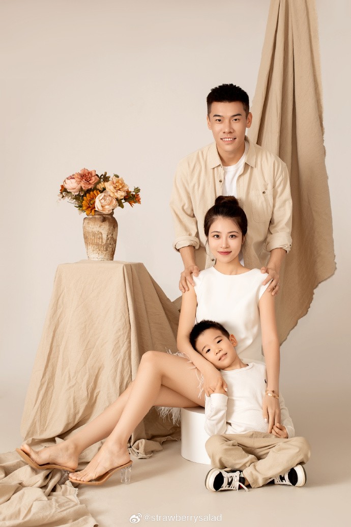 温馨又有爱王秋明妻子晒三口人家庭照家的意义非凡