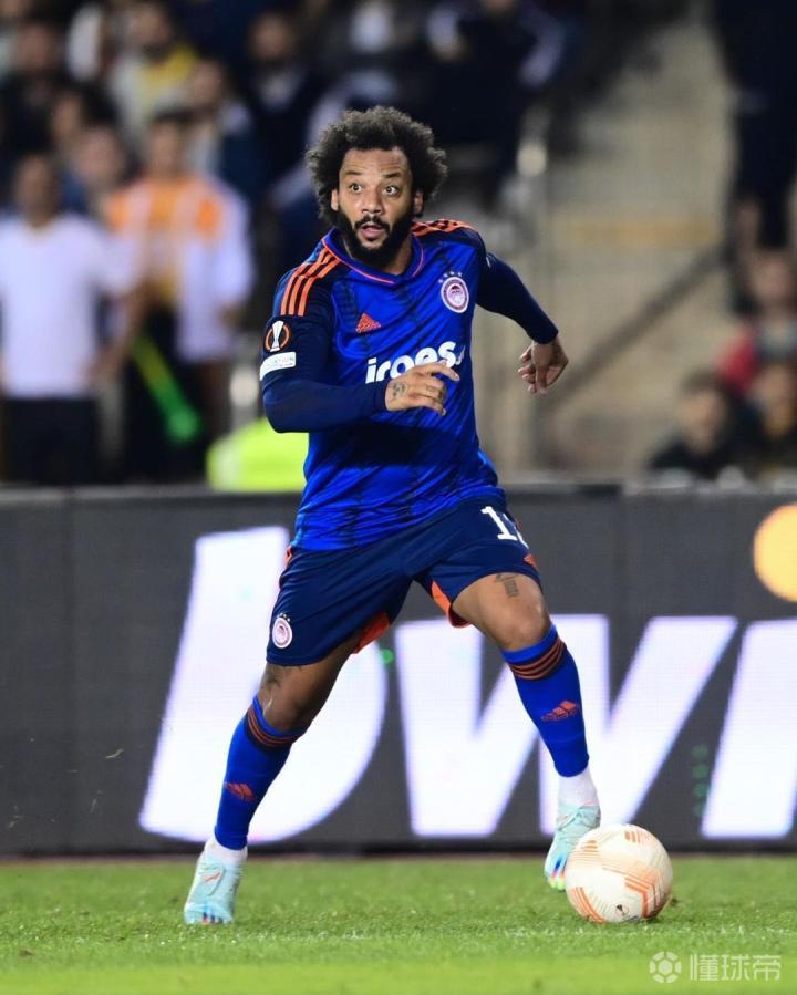 前皇马球星马塞洛更新了社交媒体,晒出了个人欧联杯.