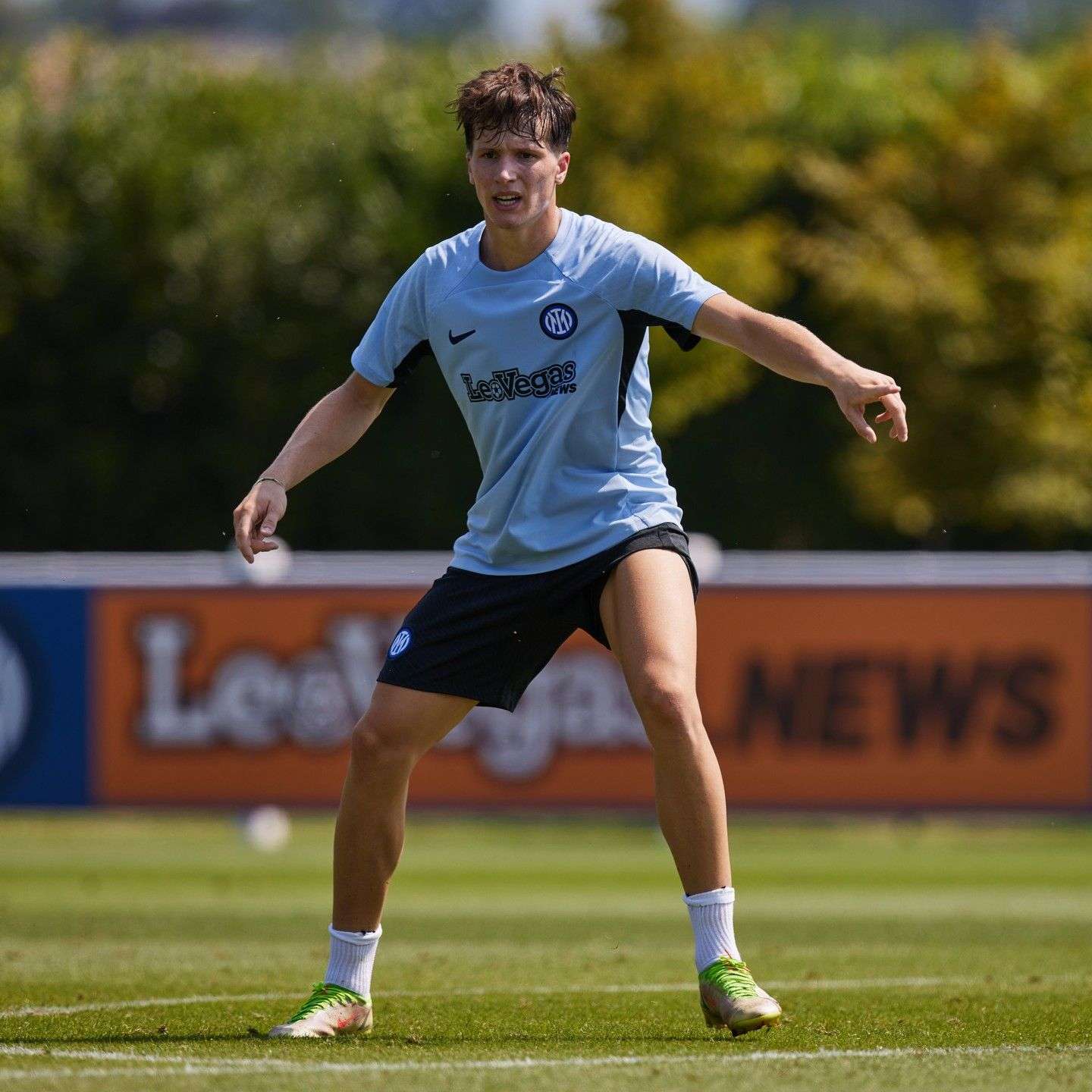 天空体育：国际米兰会与法比安续约5年，然后租借出...