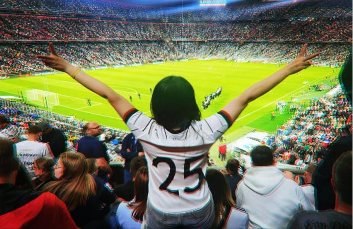 女球迷采访拜仁女粉留学柏林电影人业余还爱美食与美酒