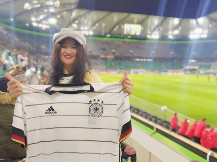 女球迷采访拜仁女粉留学柏林电影人业余还爱美食与美酒