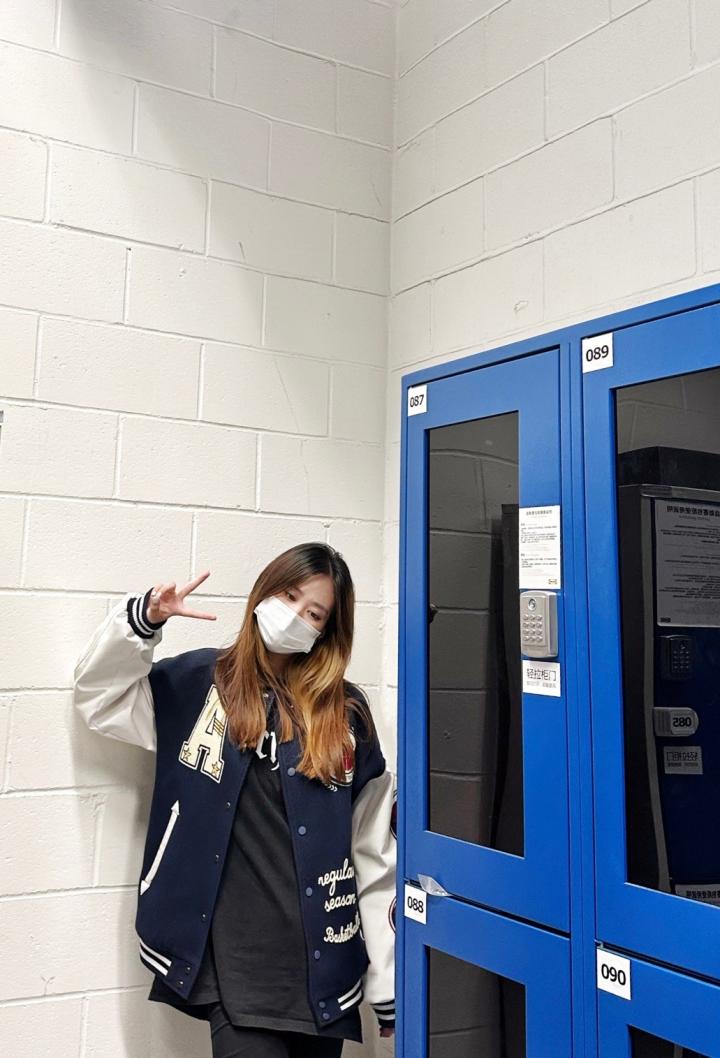 女球迷采访:拜仁新晋女粉小仪同学,莱万是她的足球初恋|拜仁慕尼黑|懂