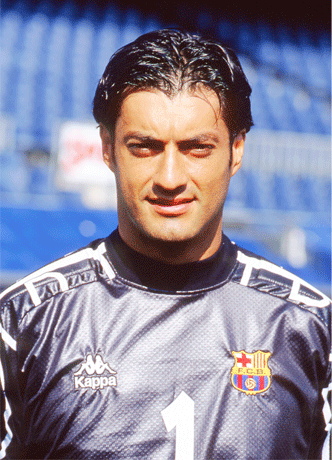 拜亚司职门将,他在1996年至1998年期间效力于巴萨,各项赛事代表巴萨