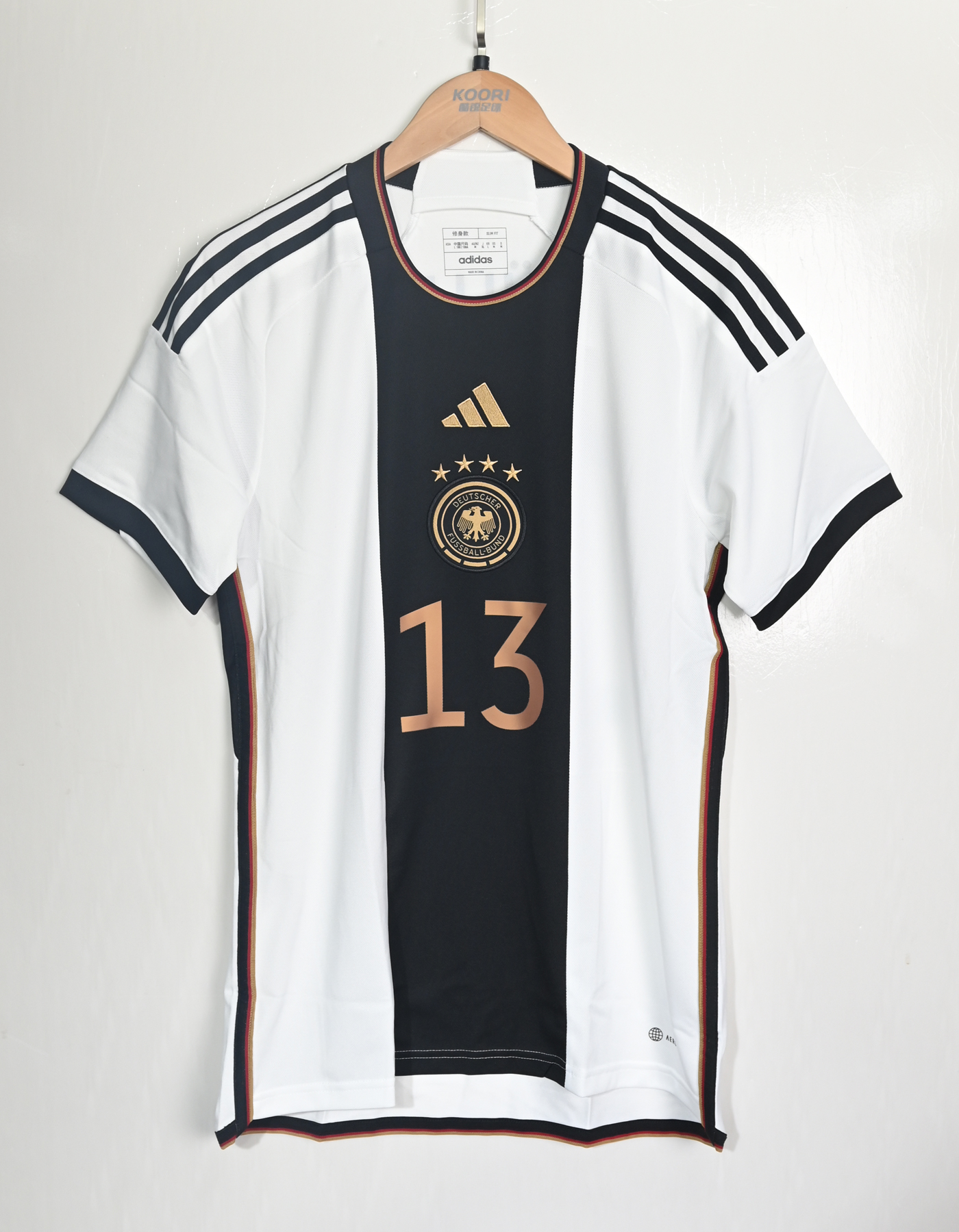 2022年新款德国队主场球衣将阿迪达斯品牌标识和队徽置于胸前正中央