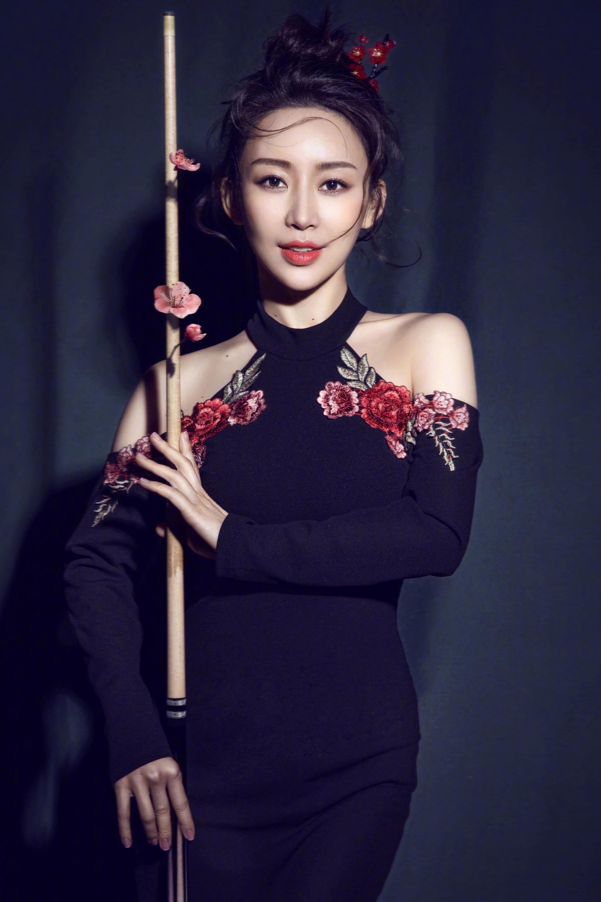 40岁的潘晓婷妖艳动人,喜欢小鲜肉,却为何依旧单身?