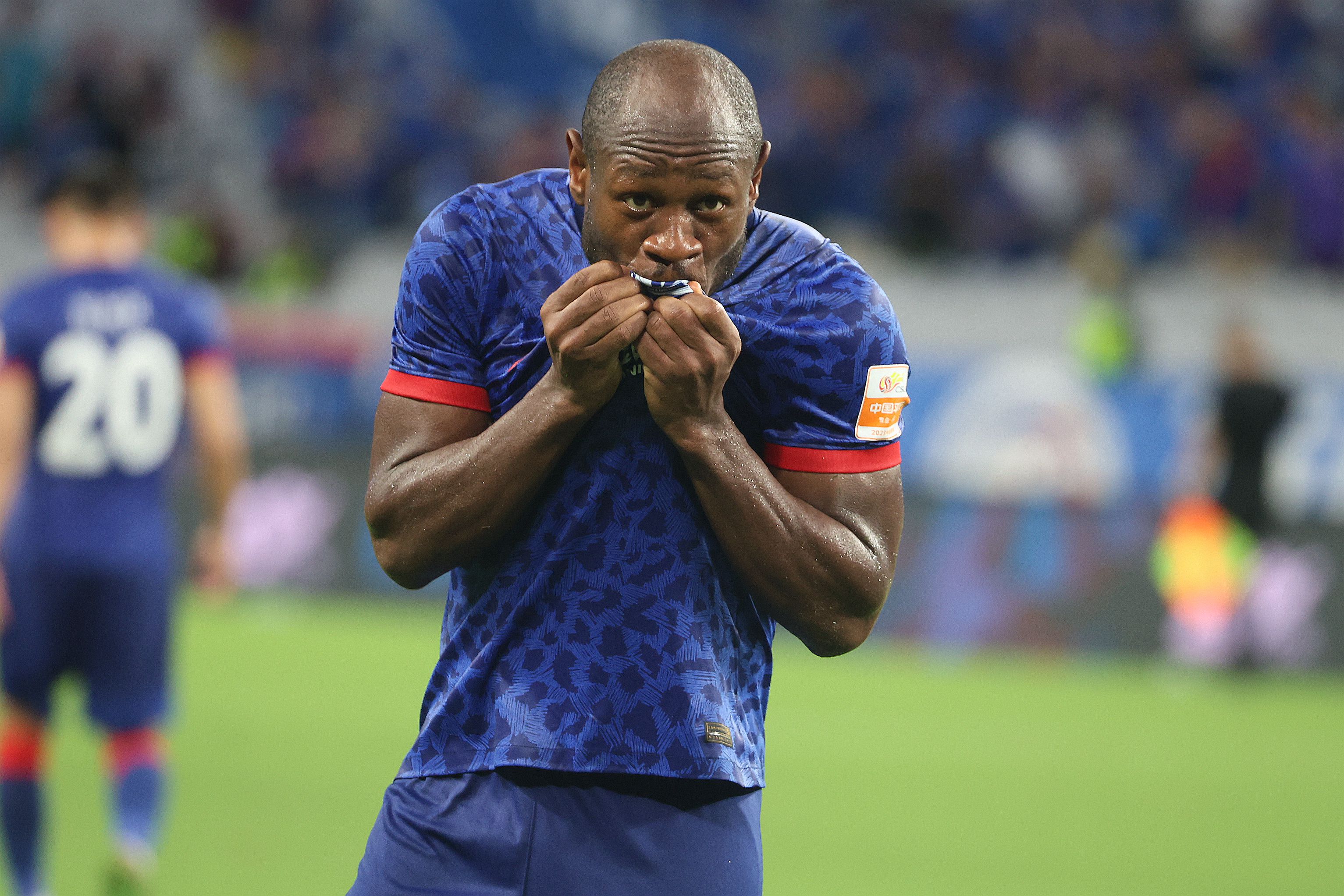 中超丨巴索戈于汉超进球上海申花主场2比1梅州客家