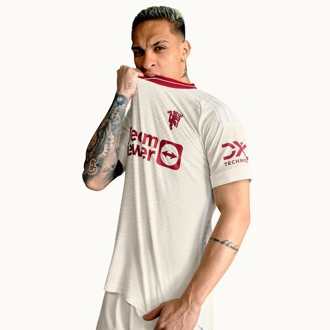 纯白配色 红色衣领,曼联官方发布23-24赛季第二客场球衣