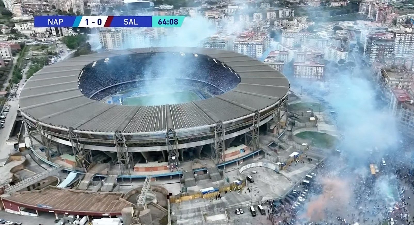 那不勒斯马拉多纳球场内外的气氛