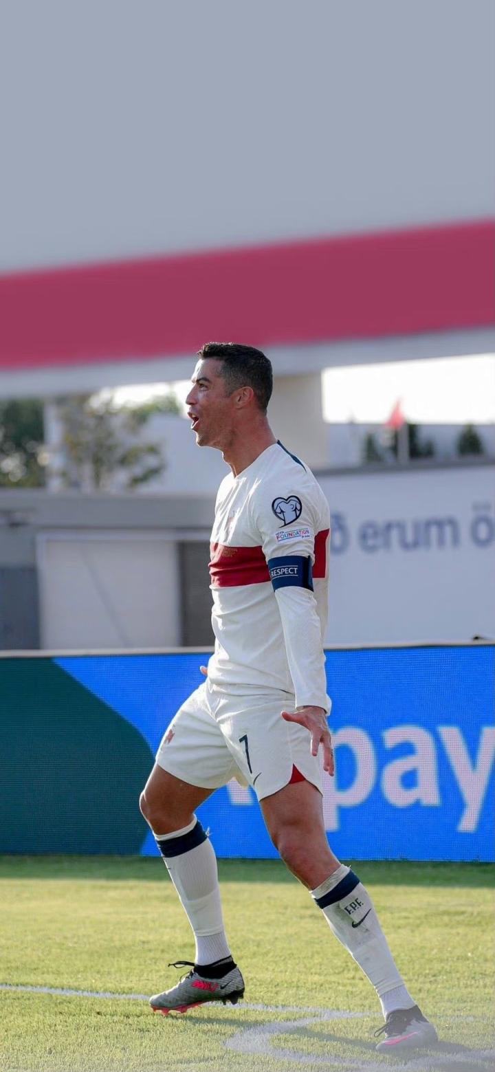 c罗壁纸恭喜c罗国家队出场第200场[滑跪][就.