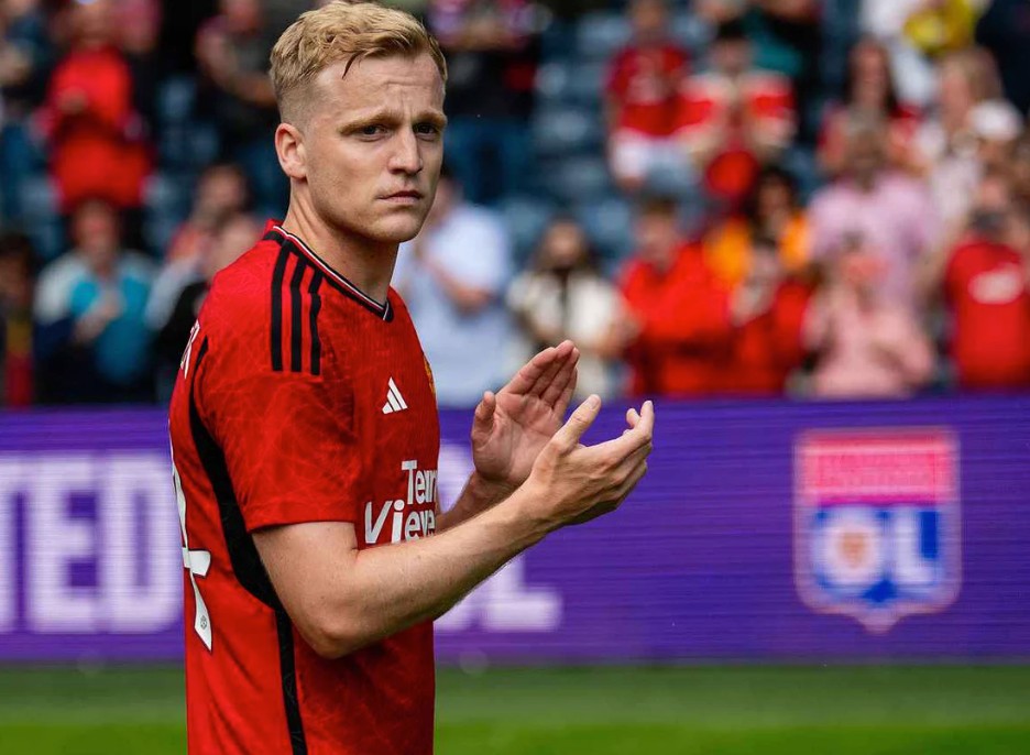 不愿租借天空记者曼联在和皇家社会谈直接出售范德贝克