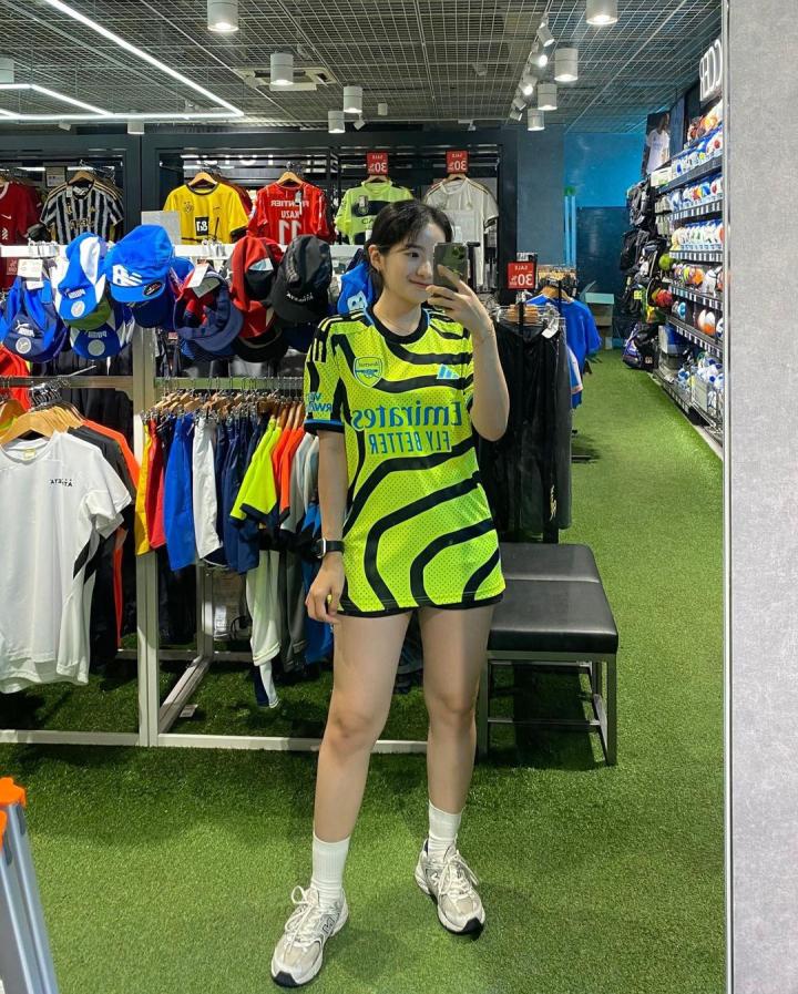 小姐姐试穿阿森纳新客场球衣球衣好不好看主要看脸