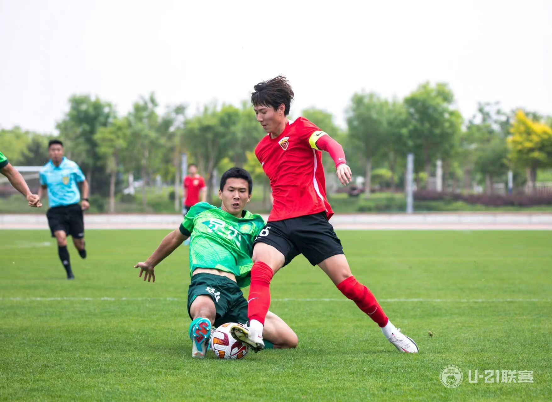 北京国安前场任意球二次进攻机会吊到禁区内,替补前锋王宇翔抢射破门