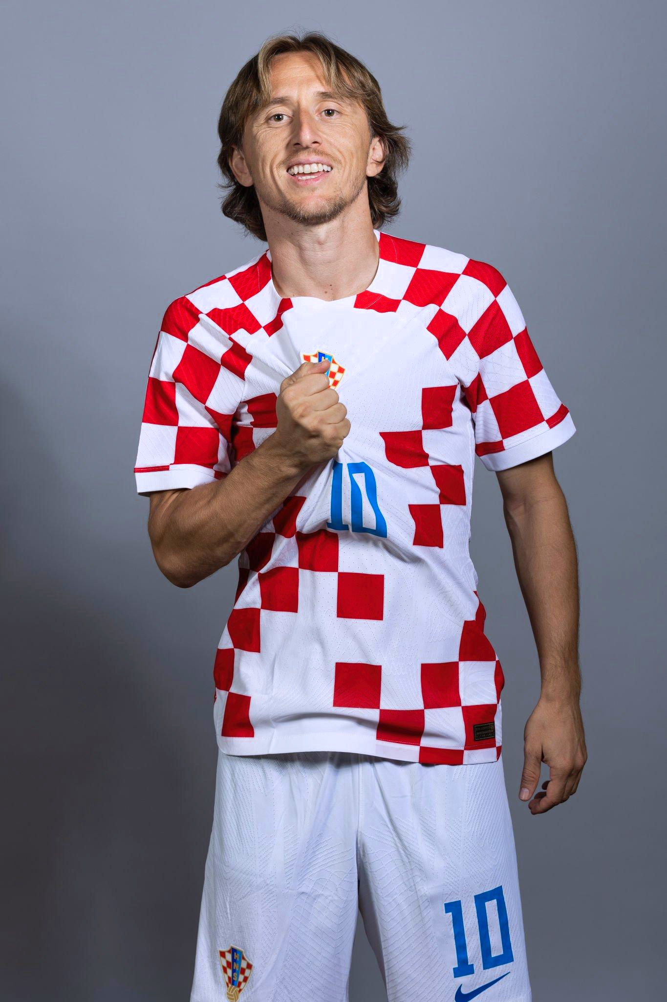 头条欧洲杯｜亲吻克罗地亚队徽，莫德里奇将青春献给你|队徽_新浪财经_新浪网
