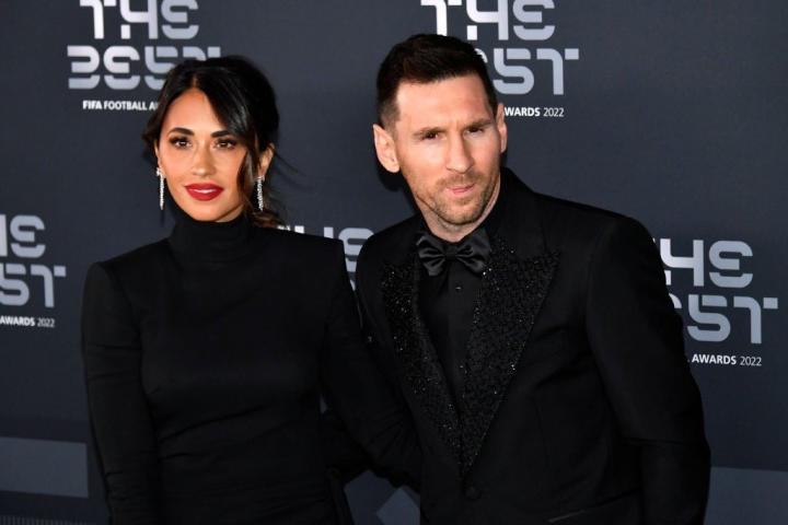 早上好安东内拉晒梅西倚栏杆观景照