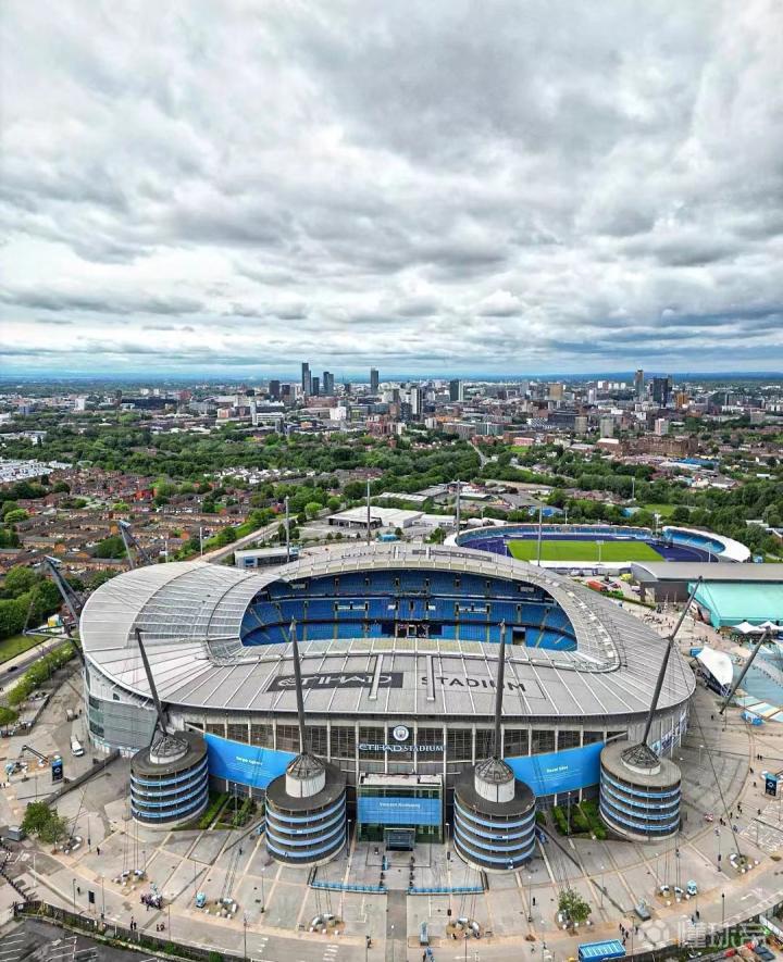 上帝视角| 阿提哈德体育场 及 训练场 鸟瞰图|曼城|懂球帝