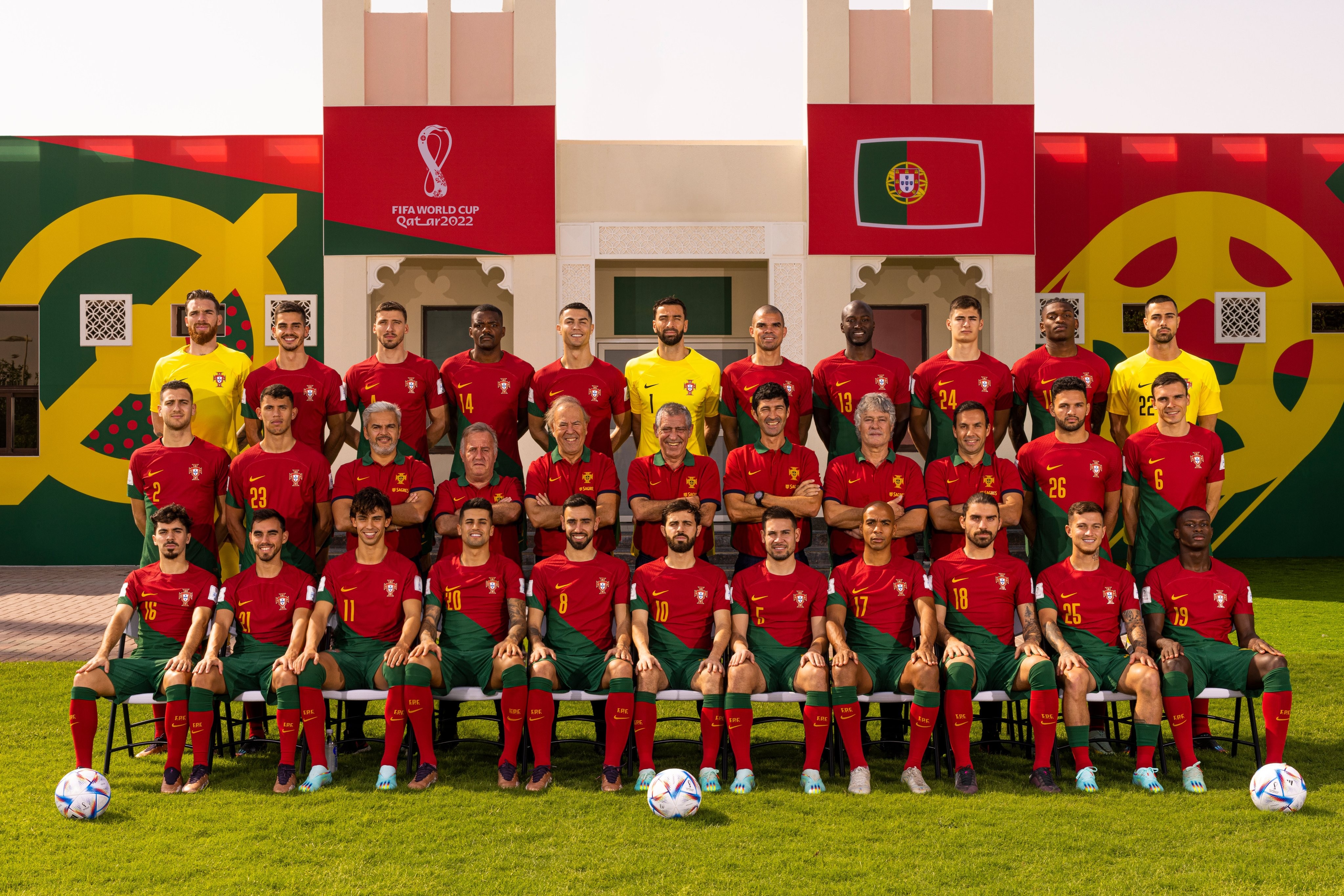 葡萄牙队发布球衣版世界杯全家福:b席坐前排c位