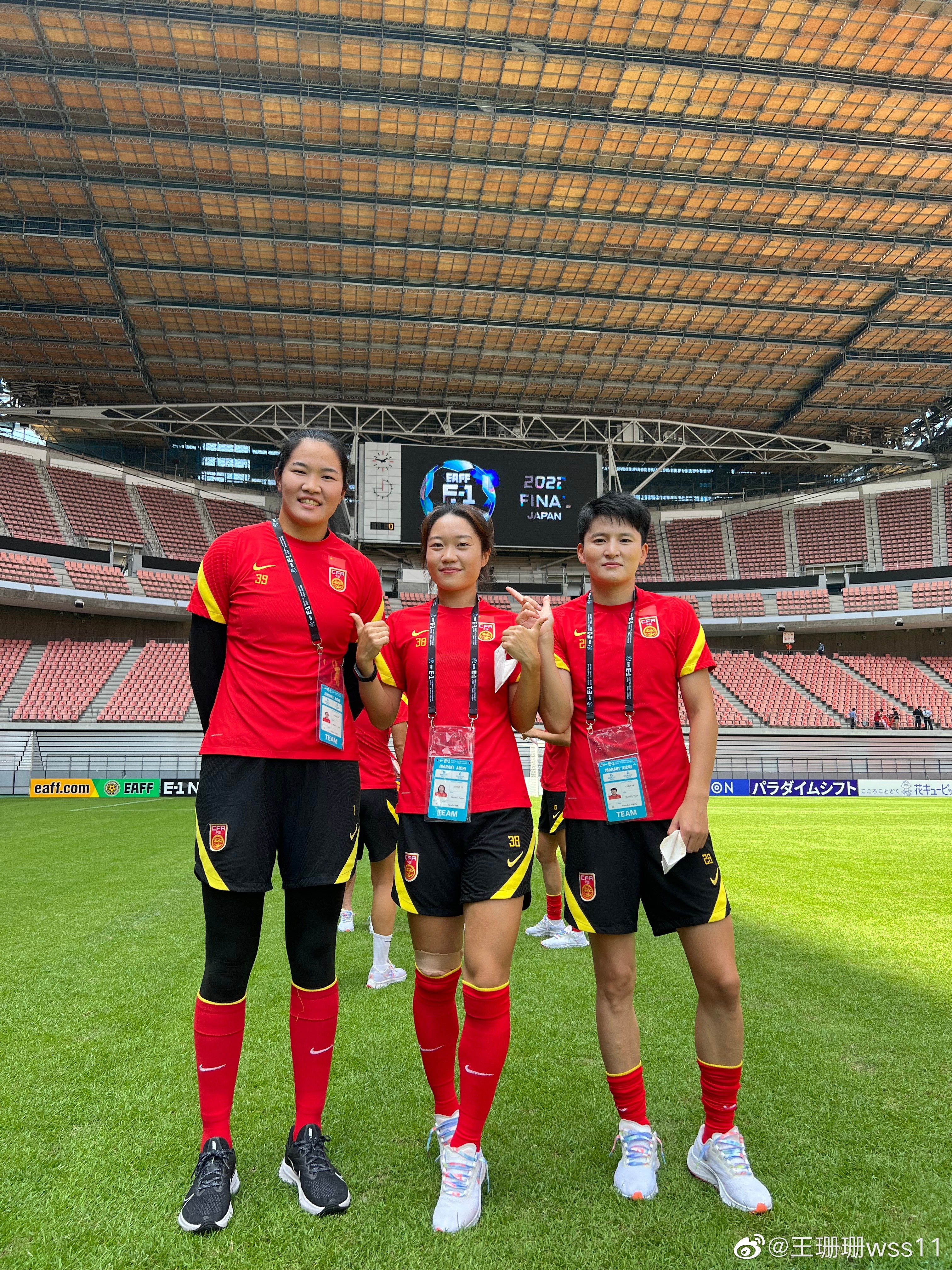 王珊珊晒中国女足全队合影:我们会继续加油,再接再厉