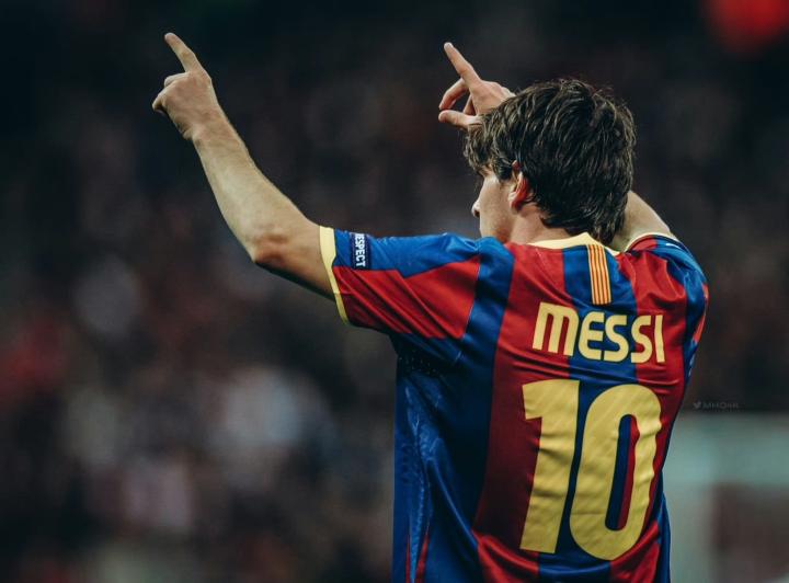 梅西经典的双手指天但图二是在指哪里狗头