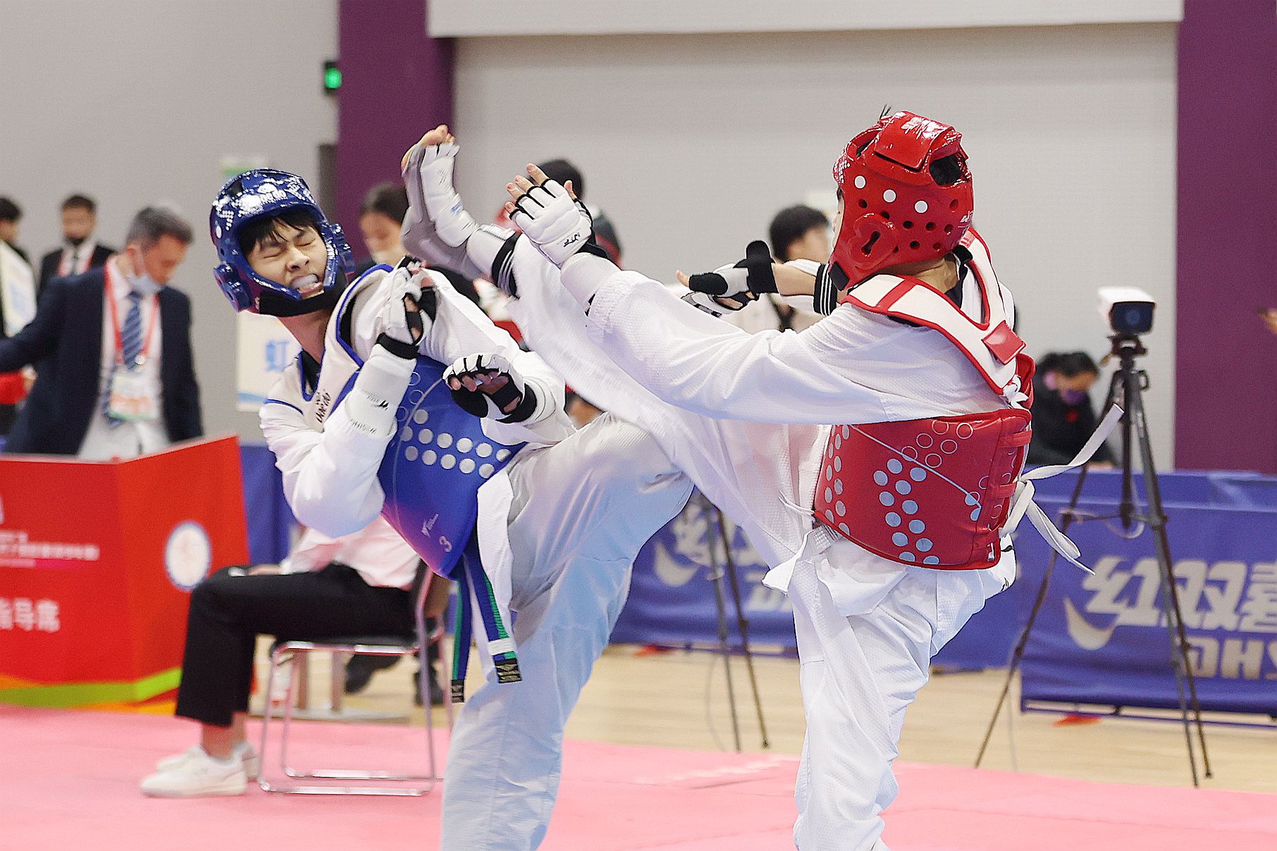 上海市第17届运动会跆拳道(青少年组)男子a组比赛进行