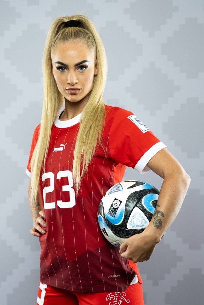 瑞士女足国脚莱曼登上时尚杂志swm封面,为女子运动员首人|瑞士女足