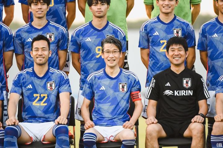 球队最强后盾!日本国家队拍摄了本届世界杯的全家福.