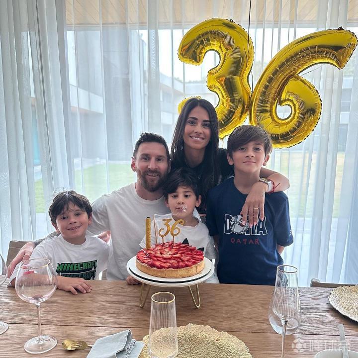 安东内拉晒一家人为梅西庆祝36岁生日照片