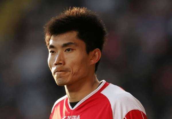 山东鲁能惨败于对手,输球的郑智在场上有过激行为