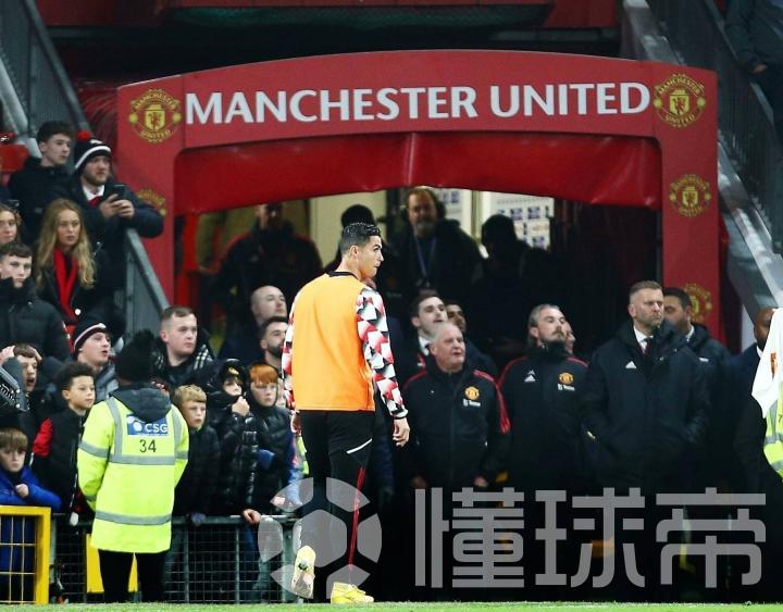 电讯报：滕哈格不能因为C罗而将自己辛苦打造的东西付之一炬