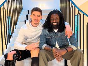 治愈归来！哈弗茨战伤后现身理发店