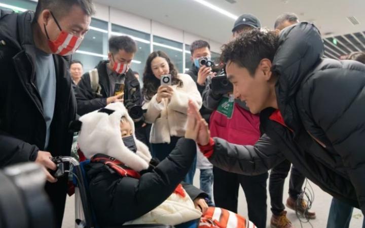 韦世豪为患重症小球迷赠送签名足球，并与他保持联系