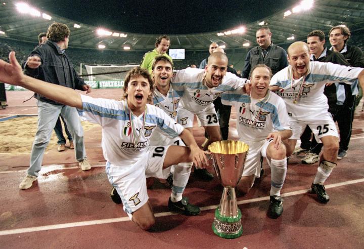 2000年的今天,拉齐奥捧得意大利超级杯成为三冠王