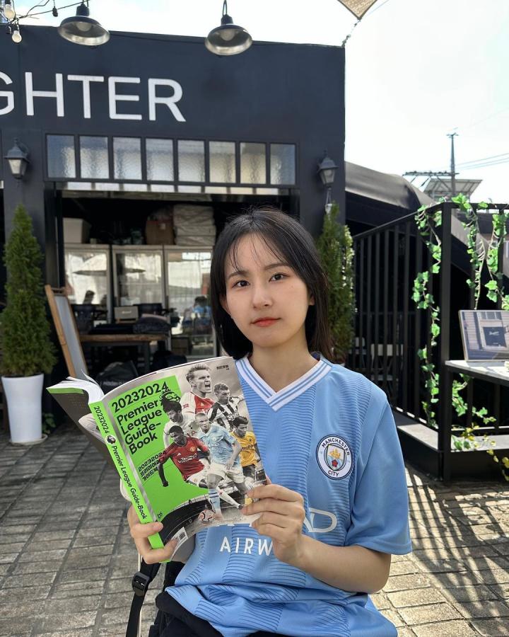 曼城女球迷手里的這本英超觀戰指南不錯。