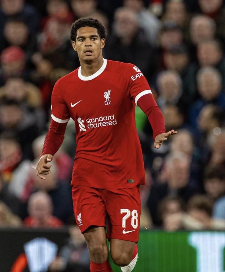 成熟的表现20岁的利物浦后卫夸安萨在对阵圣吉罗