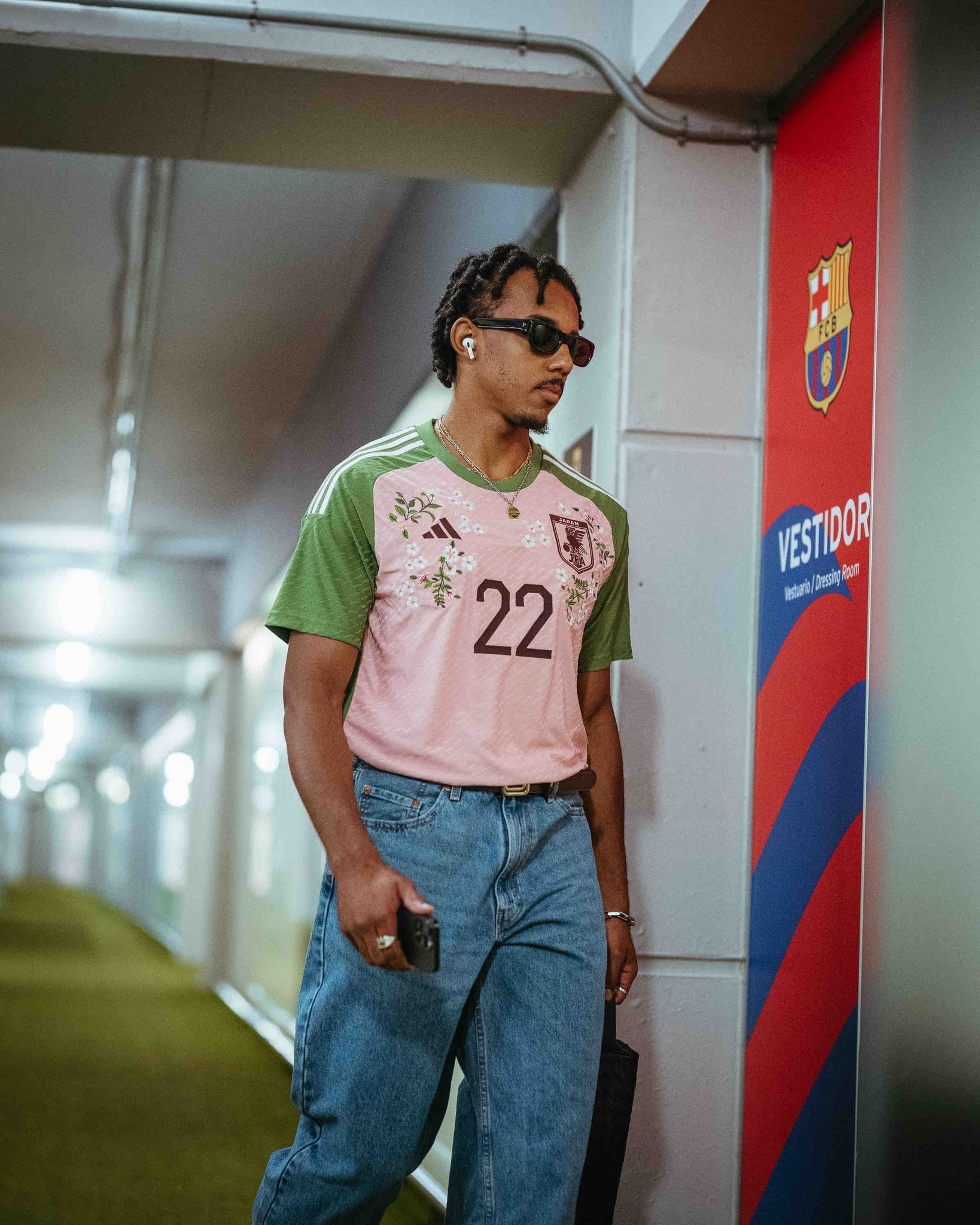 潮男孔德穿着刺绣特别定制版日本队世界杯球衣