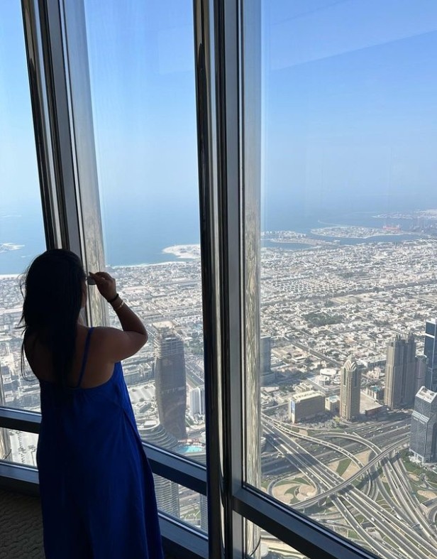 温馨惬意亚泰队长塞尔吉尼奥的妻子晒出一家人迪拜度假照