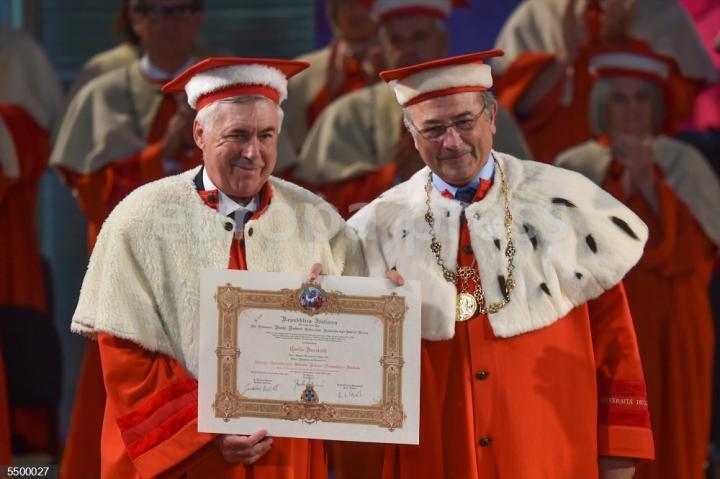 安切洛蒂回到帕尔马获得学位并与帕尔马俱乐部人员交流合影|皇家马德