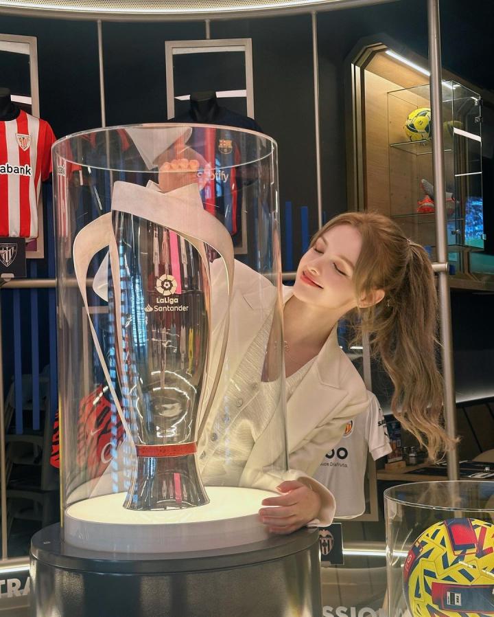 喜欢马竞的乌兹别克斯坦美女球迷.