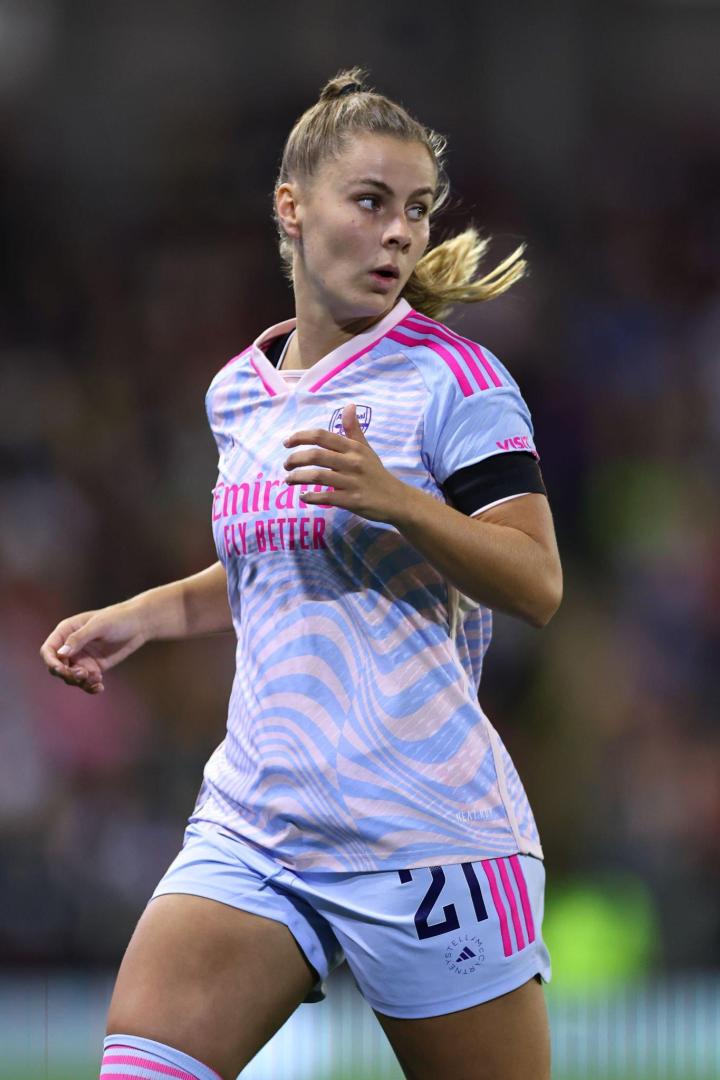 阿森纳女足全新客场球衣在比赛中正式亮相,真的很不.