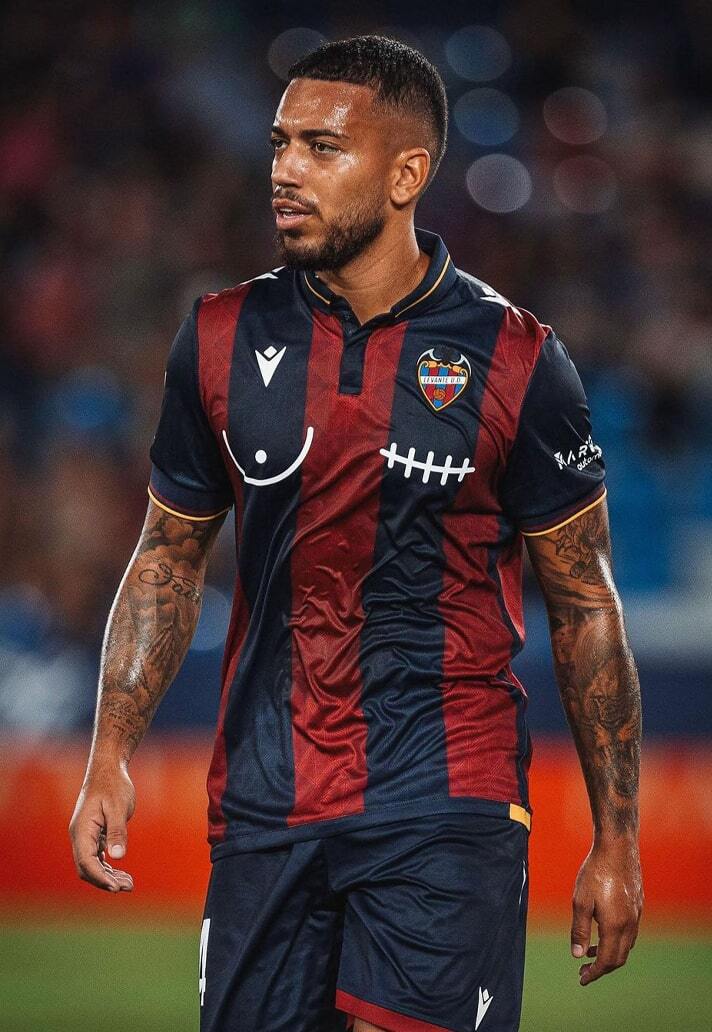 有创意丨莱万特抗击乳腺癌主题球衣