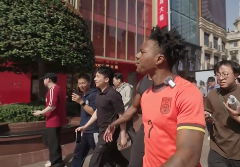 知名网红Speed现身上海街头直播，身穿国足7号球衣做Siu庆祝
