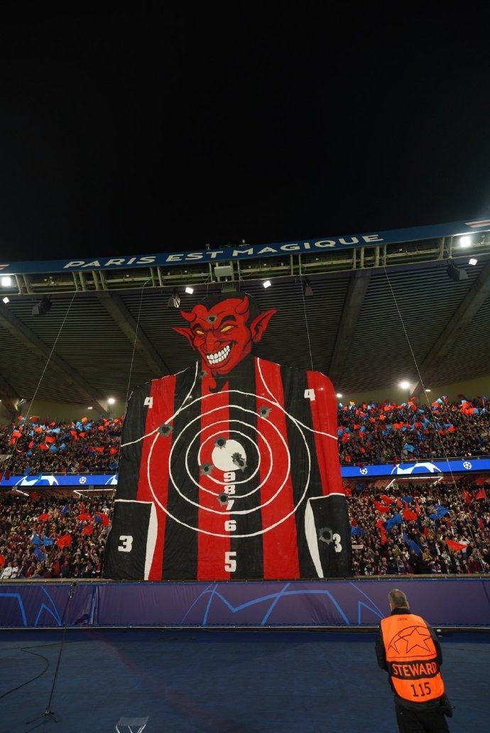 米兰已被瞄准巴黎主场看台赛前展示震撼tifo|巴黎圣日耳曼|ac米兰|懂