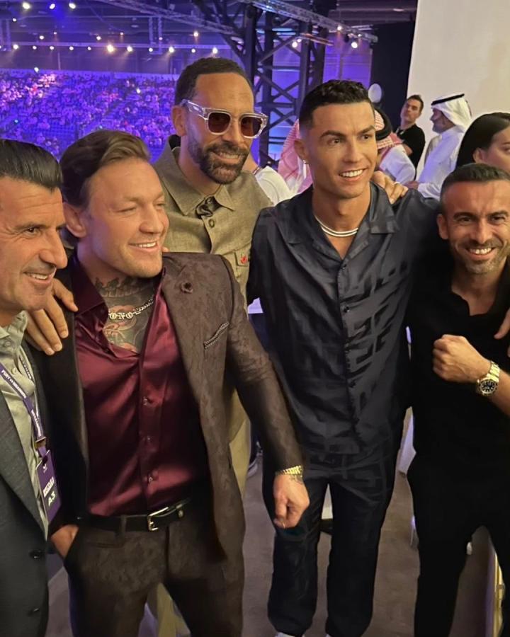 c罗和ufc巨星嘴炮合影,感觉康纳更有气势|利雅得胜利|c罗|懂球帝