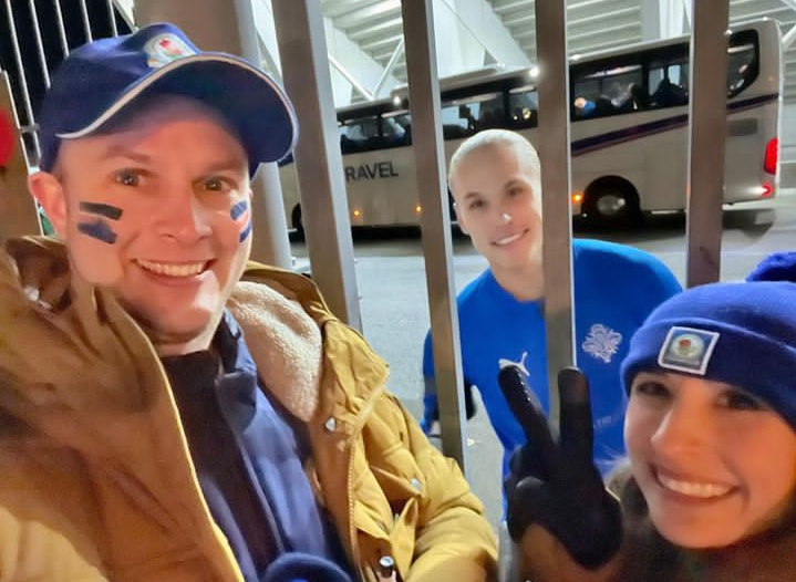 两位来自美国费城的布莱克本球迷远赴冰岛,以支持西.