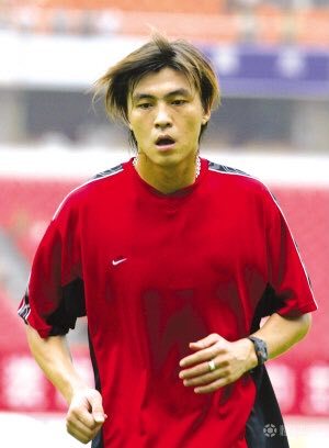 昔日玉面杀手老国脚张玉宁46岁胖若两人