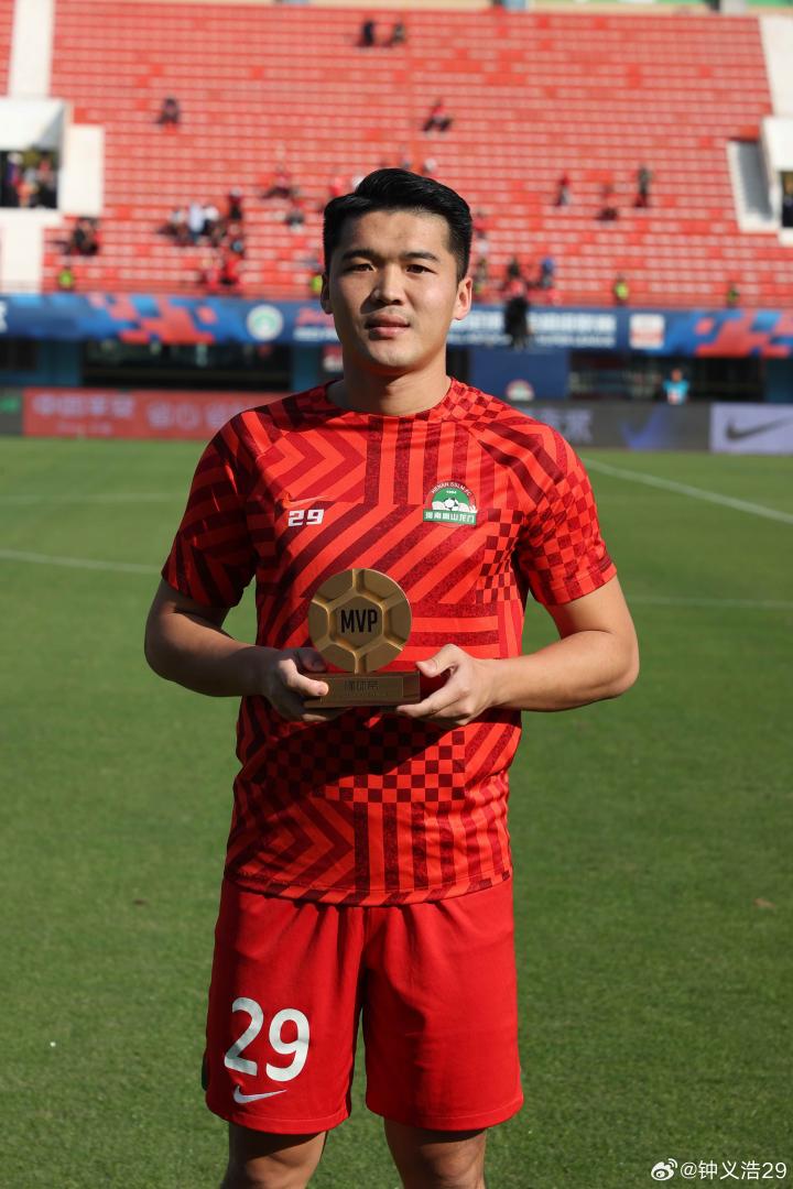 钟义浩晒手拿懂球帝mvp奖杯照赛季主场收官感谢大家