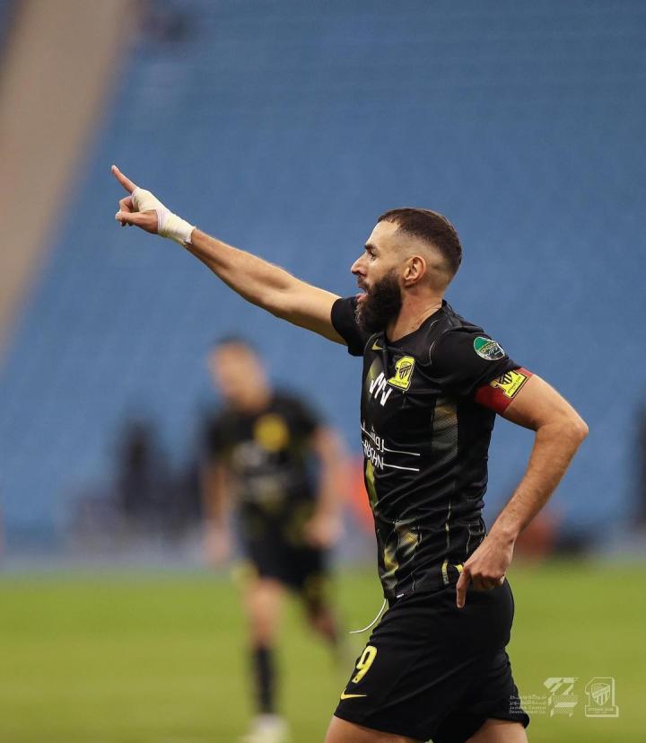 本泽马晒照庆祝进球胜利只有一个方向