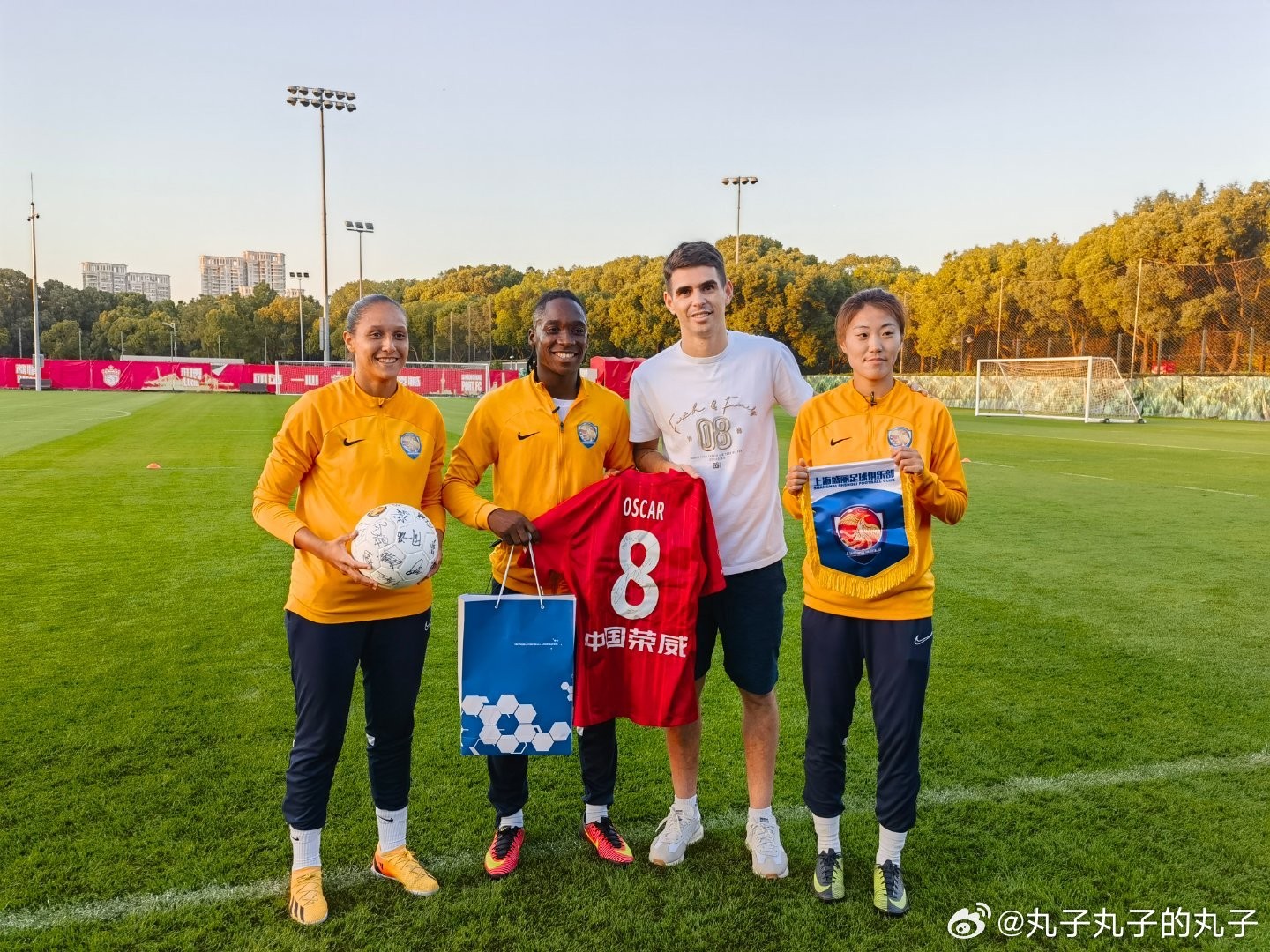 记者:上海女足队员做客海港训练场,与奥斯卡蔡慧康买提江pk