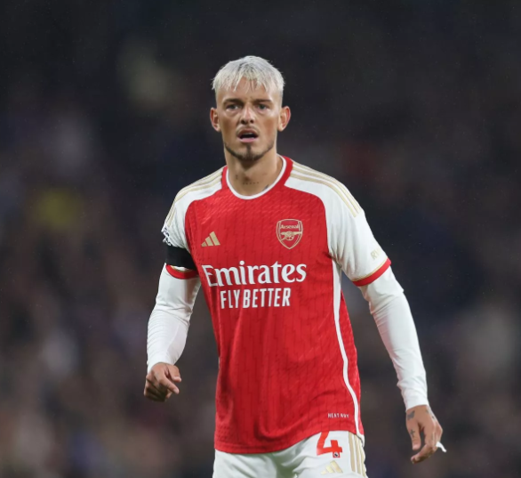 本怀特新发型亮相,球迷戏称其化身benidorm传奇人物|阿森纳|本-怀特|