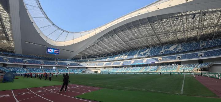 厦门白鹭体育场,可实现升降移动看台,在专业足球场.